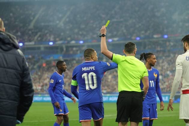 Foot Ligue des nations France - Croatie PHOTOPQR LE PARISIEN Olivier Arandel ; Saint-Denis ; 23 03 2025 ; Saint-Denis, France Stade de France Dimanche 23 mars 2025 Football Équipe de France UEFA Ligue des nations A, (Retour) France-Croatie Kylian Mbappé et Michael Oliver arbitre (carton jaune, vue de dos) LP Olivier Arandel
