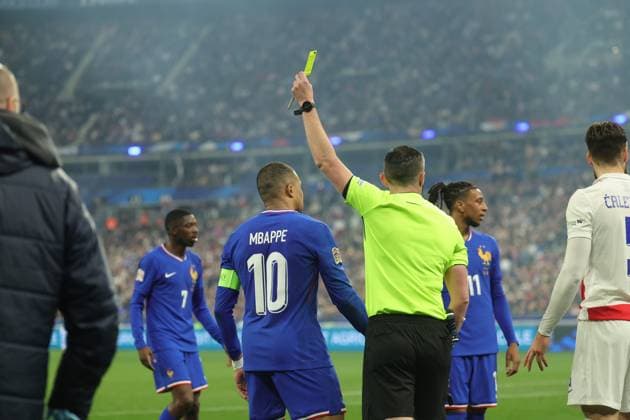 Foot Ligue des nations France - Croatie PHOTOPQR LE PARISIEN Olivier Arandel ; Saint-Denis ; 23 03 2025 ; Saint-Denis, France Stade de France Dimanche 23 mars 2025 Football Équipe de France UEFA Ligue des nations A, (Retour) France-Croatie Kylian Mbappé et Michael Oliver arbitre (carton jaune, vue de dos) LP Olivier Arandel