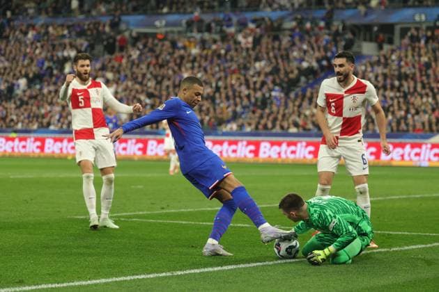 Foot Ligue des nations France - Croatie PHOTOPQR LE PARISIEN Olivier Arandel ; Saint-Denis ; 23 03 2025 ; Saint-Denis, France Stade de France Dimanche 23 mars 2025 Football Équipe de France UEFA Ligue des nations A, (Retour) France-Croatie Kylian Mbappé et Dominik Livakovic LP Olivier Arandel