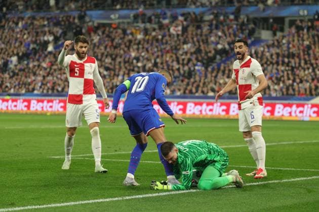 Foot Ligue des nations France - Croatie PHOTOPQR LE PARISIEN Olivier Arandel ; Saint-Denis ; 23 03 2025 ; Saint-Denis, France Stade de France Dimanche 23 mars 2025 Football Équipe de France UEFA Ligue des nations A, (Retour) France-Croatie Kylian Mbappé et Dominik Livakovic LP Olivier Arandel