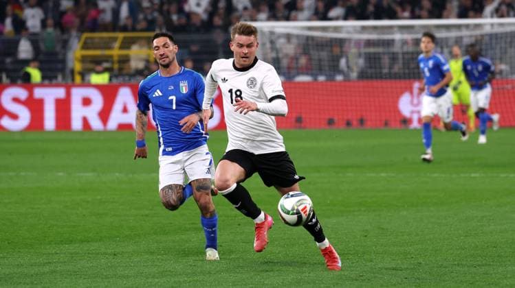 Dortmund, Fußball Länderspiel Deutschland vs. Italien, v.l Matteo Politano (ITA), Maximilian Mittelstädt (GER) Gemäß den Vorgaben der DFL Deutschen Fußball Liga ist es untersagt, in dem Stadion und oder vom Spiel angefertigte Fotoaufnahmen in Form von Sequenzbildern und oder videoähnlichen Fotostrecken zu verwerten bzw. verwerten zu lassen.