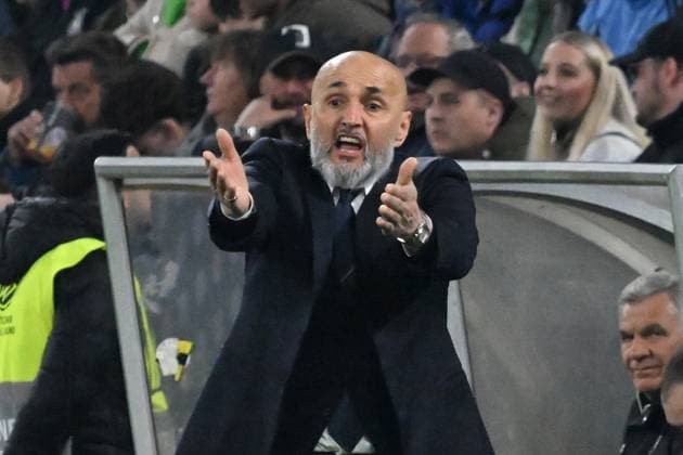 23.03.2025, xsltx, Fussball UEFA Nations League, Deutschland - Italien v.l. Trainer Head Coach Luciano Spalletti (Italien) gibt Anweisungen, gestikuliert, mit den Armen gestikulieren gives instructions, gesticulate (DFL DFB REGULATIONS PROHIBIT ANY USE OF PHOTOGRAPHS as IMAGE SEQUENCES and or QUASI-VIDEO) Dortmund