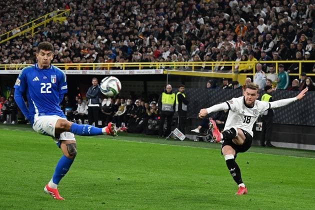 23.03.2025, xsltx, Fussball UEFA Nations League, Deutschland - Italien v.l. Giovanni di Lorenzo (Italien) Maximilian Mittelstädt (Deutsche Fussball Nationalmannschaft DFB) Zweikampf, Aktion, action, battle for the ball (DFL DFB REGULATIONS PROHIBIT ANY USE OF PHOTOGRAPHS as IMAGE SEQUENCES and or QUASI-VIDEO) Dortmund