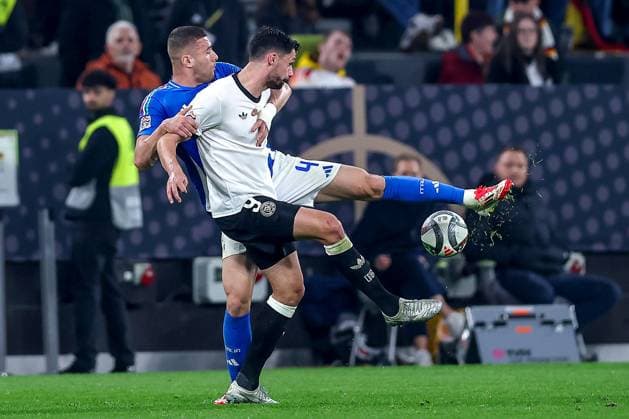23.03.2025, Fußball, Viertelfinale UEFA Nations League, Deutschland - Italien, Signal Iduna Park, Saison 2024 2025: Alessandro Buongiorno (ITA 04) im Zweikampf gegen Tim Kleindienst (GER 09) DFB regulations prohibit any use of photographs as image sequences and or quasi-video. Nordrhein-Westfalen Deutschland