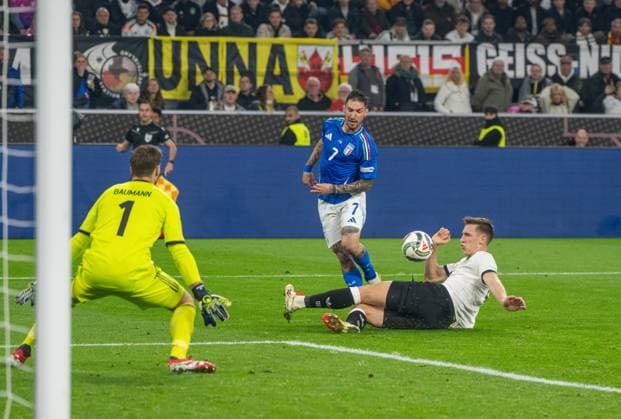 Fußball, Herren, Saison 2024 25, UEFA Nations League (Viertelfinale Rückspiel) in Dortmund, Deutschland - Italien, v. l. Torhüter Oliver Baumann (Deutschland), Matteo Politano (Italien), Nico Schlotterbeck (Deutschland), 23.03. 2025, Copyright: xMatthiasxKochx