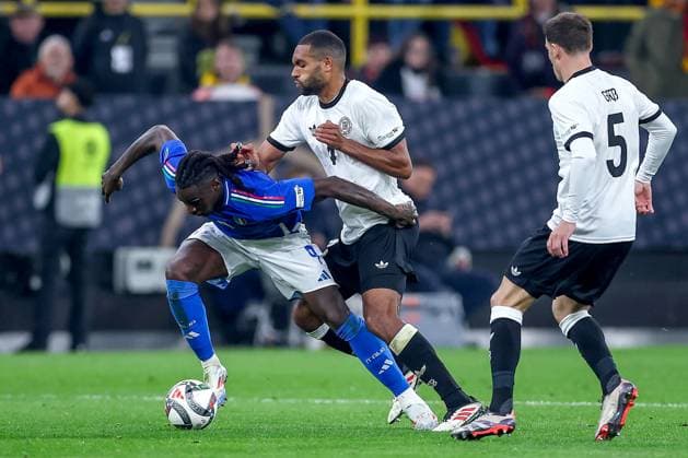 23.03.2025, Fußball, Viertelfinale UEFA Nations League, Deutschland - Italien, Signal Iduna Park, Saison 2024 2025: Moise Kean (ITA 09) im Zweikampf gegen Jonathan Tah (GER 04) DFB regulations prohibit any use of photographs as image sequences and or quasi-video. Nordrhein-Westfalen Deutschland