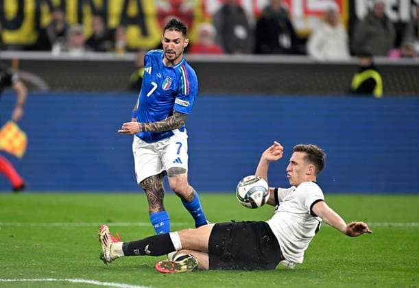 23.03.2025, Fussball UEFA Nations League 2024 25, Viertelfinale, Deutschland - Italien, in Dortmund, Signal-Iduna-Stadion, (L-R) Matteo Politano (Italien) gegen Nico Schlotterbeck (Deutschland)