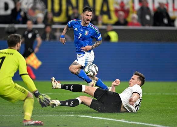 23.03.2025, Fussball UEFA Nations League 2024 25, Viertelfinale, Deutschland - Italien, in Dortmund, Signal-Iduna-Stadion, (L-R) Matteo Politano (Italien) gegen Nico Schlotterbeck (Deutschland)