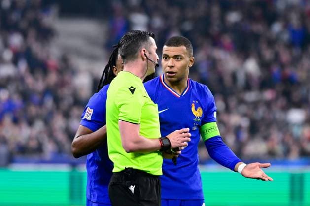 FOOTBALL : France vs Croatie - Ligue des Nations - 23 03 2025 Michael Oliver ( referee ) talks with Kylian Mbappe ( 10 - France ) during the UEFA Nations League match between France and Croatia at Stade de France on March 23, 2025 in Paris, France. ( Photo by Dante Badano PsnewZ ) - ParisFrance  Copyright: xDantexBadanox