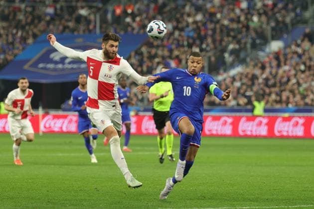 Foot Ligue des nations France - Croatie PHOTOPQR LE PARISIEN Olivier Arandel ; Saint-Denis ; 23 03 2025 ; Saint-Denis, France Stade de France Dimanche 23 mars 2025 Football Équipe de France UEFA Ligue des nations A, (Retour) France-Croatie Duje Caleta-Car et Kylian Mbappé LP Olivier Arandel