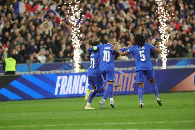 Foot Ligue des nations France - Croatie PHOTOPQR LE PARISIEN Olivier Arandel ; Saint-Denis ; 23 03 2025 ; Saint-Denis, France Stade de France Dimanche 23 mars 2025 Football Équipe de France UEFA Ligue des nations A, (Retour) France-Croatie Michael Olise, Kylian Mbappé et Jules Koundé Joie du 1-0 LP Olivier Arandel