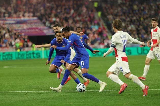 Foot Ligue des nations France - Croatie PHOTOPQR LE PARISIEN Olivier Arandel ; Saint-Denis ; 23 03 2025 ; Saint-Denis, France Stade de France Dimanche 23 mars 2025 Football Équipe de France UEFA Ligue des nations A, (Retour) France-Croatie Michael Olise et Luka Modric LP Olivier Arandel