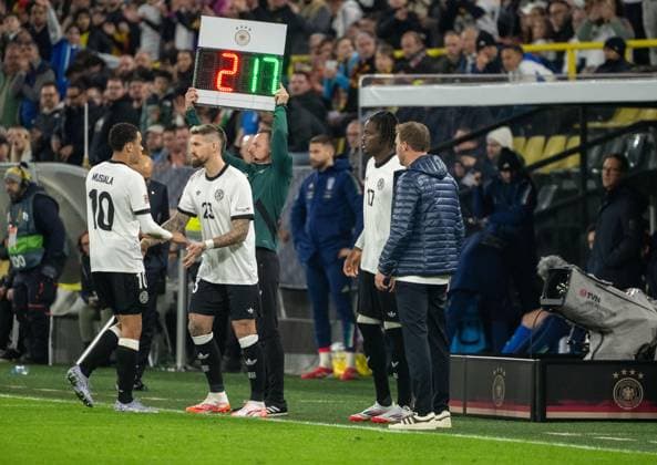 Fußball, Herren, Saison 2024 25, UEFA Nations League (Viertelfinale Rückspiel) in Dortmund, Deutschland - Italien, v. l. Jamal Musiala (Deutschland), Robert Andrich (Deutschland), Yann-Aurel Bisseck (Deutschland), Trainer Julian Nagelsmann (Deutschland), 23.03. 2025, Copyright: xMatthiasxKochx