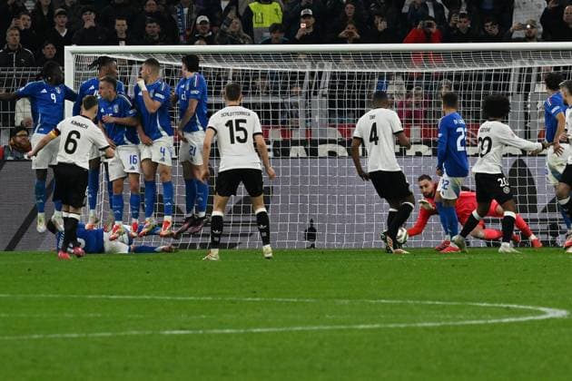 23.03.2025, xsltx, Fussball UEFA Nations League, Deutschland - Italien v.l. Freistoss Joshua Kimmich (Deutsche Fussball Nationalmannschaft DFB) Gianluigi Donnaruma (Italien) (DFL DFB REGULATIONS PROHIBIT ANY USE OF PHOTOGRAPHS as IMAGE SEQUENCES and or QUASI-VIDEO) Dortmund