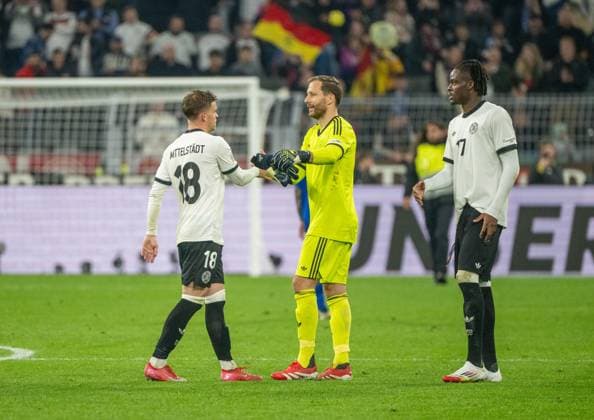 Fußball, Herren, Saison 2024 25, UEFA Nations League (Viertelfinale Rückspiel) in Dortmund, Deutschland - Italien, v. l. Maximilian Mittelstädt (Deutschland), Torhüter Oliver Baumann (Deutschland), Yann-Aurel Bisseck (Deutschland), Jubel nach Abpfiff, 23.03. 2025, Copyright: xMatthiasxKochx