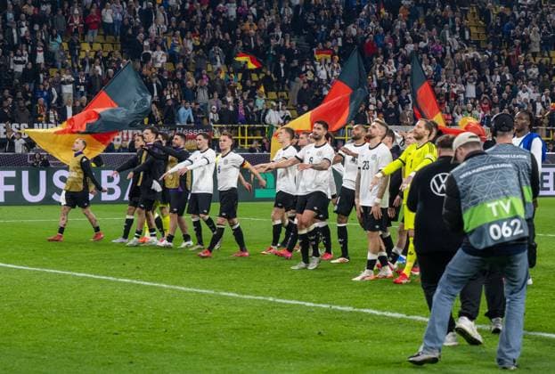 Fußball, Herren, Saison 2024 25, UEFA Nations League (Viertelfinale Rückspiel) in Dortmund, Deutschland - Italien, Deutschland jubelt nach Abpfiff mit Fans, 23.03. 2025, Copyright: xMatthiasxKochx