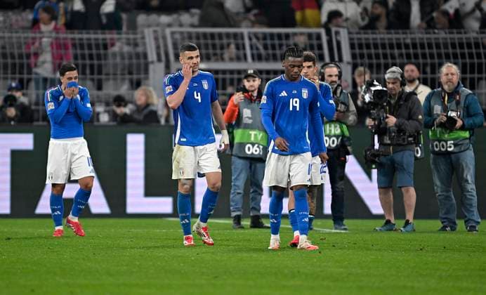 23.03.2025, Fussball UEFA Nations League 2024 25, Viertelfinale, Deutschland - Italien, in Dortmund, Signal-Iduna-Stadion, enttäuscht gehen die italienischen Spieler vom Platz, (L-R) Giacomo Raspadori (Italien), Alessandro Buongiorno (Italien) und Destiny Udogie (Italien)