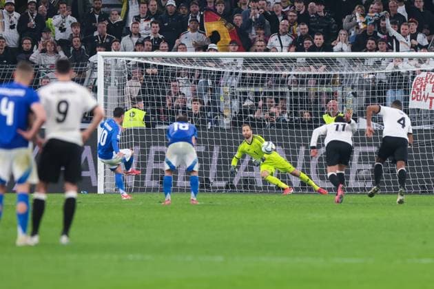 22.03.2025, UEFA Nations League, Viertelfinale, Rueckspiel, Deutschland - Italien, Giacomo Raspadori (Italien) trifft zum 3:3 gegen Torwart Oliver Baumann (Deutschland) per Elfmeter, Dortmund Signal Iduna Park NRW Deutschland xRHR-FOTO DEx Copyright: DennisxEwert RHR-FOTOx RHR-FOTO DE