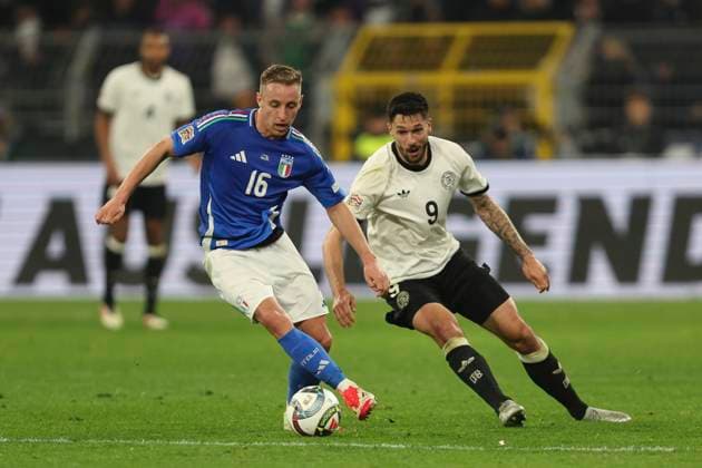 Davide Frattesi (Italien) und Tim Kleindienst (Deutschland) battle for the ball during the UEFA Nations League Quarterfinal Leg Two match between Germany and Italy at Football Stadium Dortmund on March 23, 2025 in Dortmund, Germany. (Photo by Oliver Kaelke DeFodi Images)