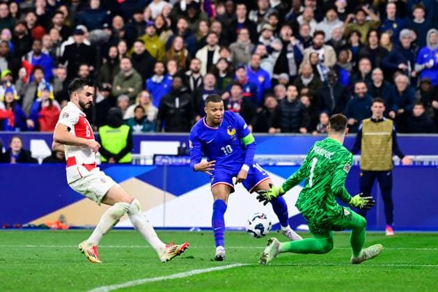 FOOTBALL : France vs Croatie - Ligue des Nations - 23 03 2025 Kylian Mbappe ( 10 - France ) and Dominik Livakovic ( 1 - Croatia ) during the UEFA Nations League match between France and Croatia at Stade de France on March 23, 2025 in Paris, France. ( Photo by Dante Badano PsnewZ ) - ParisFrance  Copyright: xDantexBadanox