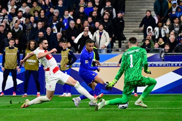FOOTBALL : France vs Croatie - Ligue des Nations - 23 03 2025 Josip Sutalo ( 6 - Croatia ) , Kylian Mbappe ( 10 - France ) and Dominik Livakovic ( 1 - Croatia ) during the UEFA Nations League match between France and Croatia at Stade de France on March 23, 2025 in Paris, France. ( Photo by Dante Badano PsnewZ ) - ParisFrance  Copyright: xDantexBadanox