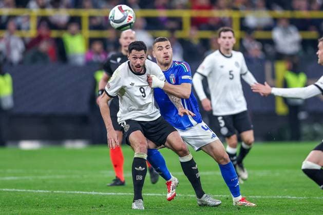 23.03.2025, Fußball, Viertelfinale UEFA Nations League, Deutschland - Italien, Signal Iduna Park, Saison 2024 2025: Tim Kleindienst (GER 09) im Zweikampf gegen Alessandro Buongiorno (ITA 04) DFB regulations prohibit any use of photographs as image sequences and or quasi-video. Nordrhein-Westfalen Deutschland