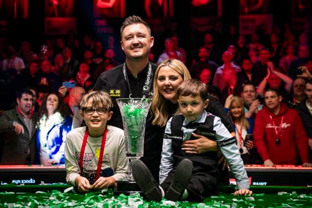 Sport Themen der Woche KW12 SPORT Bilder des Tages 23rd March 2025; Telford International Centre, Telford, England: 2025 The Players Championship, Day 7; Kyren Wilson celebrates winning the match against Judd Trump and poses for photos with the Players Championship Trophy with his family  ActionPlus12765334 GodfreyxPitt