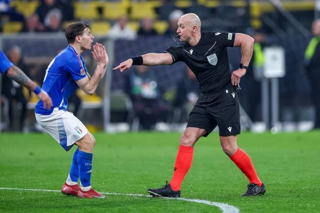 23.03.2025, Fußball, Viertelfinale UEFA Nations League, Deutschland - Italien, Signal Iduna Park, Saison 2024 2025: Szymon Marciniak (Schiedsrichter) gestikulierend neben Nicolo Barella (ITA 18) DFB regulations prohibit any use of photographs as image sequences and or quasi-video. Nordrhein-Westfalen Deutschland