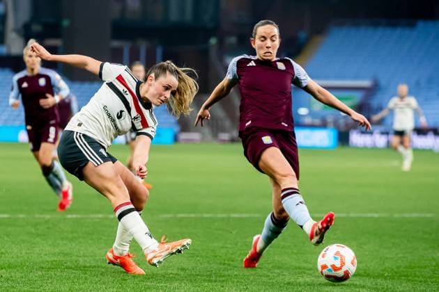 Sport Themen der Woche KW12 SPORT Bilder des Tages Aston Villa Women v Manchester United, ManU Women Women s Super League 23 03 2025. Manchester United Women midfielder Ella Toone (7) crosses the ball during the Women s Super League match between Aston Villa Women and Manchester United Women at Villa Park, Birmingham, England on 23 March 2025. Birmingham Villa Park West Midlands England Editorial use only DataCo restrictions apply See www.football-dataco.com , Copyright: xManjitxNarotrax PSI-21681-0081