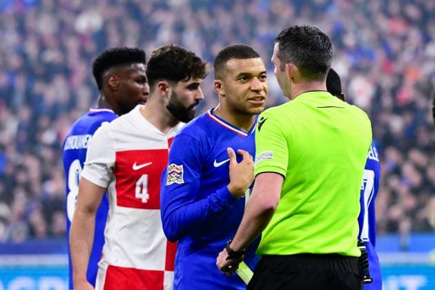 FOOTBALL : France vs Croatie - Ligue des Nations - 23 03 2025 Michael Oliver ( referee ) talks with Kylian Mbappe ( 10 - France ) during the UEFA Nations League match between France and Croatia at Stade de France on March 23, 2025 in Paris, France. ( Photo by Dante Badano PsnewZ ) - ParisFrance  Copyright: xDantexBadanox