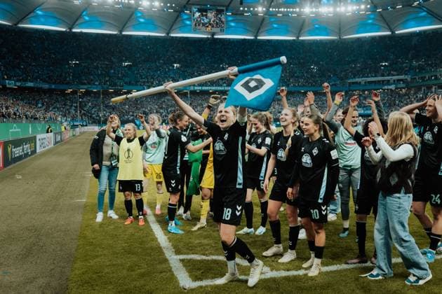 Bilder des Jahres 2025, Sport 03 März Sport Themen der Woche KW12 SPORT Bilder des Tages 23.03.25, Frauen, Fussball, DFB Pokal, Halbfinale, Saison 2024 2025, Hamburger SV - Werder Bremen Lina Hausicke 18 von Werder Bremen jubelt mit der Mannschaft über den Sieg im Halbfinale, HSV Eckfahne in der Hand Im Hintergrund u.a. Livia Peng 1, Kaylie Ronan 4 und Tuana Mahmoud 10 *** 23 03 25, Women, Football, DFB Cup, Semi-final, Season 2024 2025, Hamburger SV Werder Bremen Lina Hausicke 18 from Werder Bremen celebrates with the team about the victory in the semi-final, HSV corner flag in hand In the background Livia Peng 1, Kaylie Ronan 4 and Tuana Mahmoud 10, among others