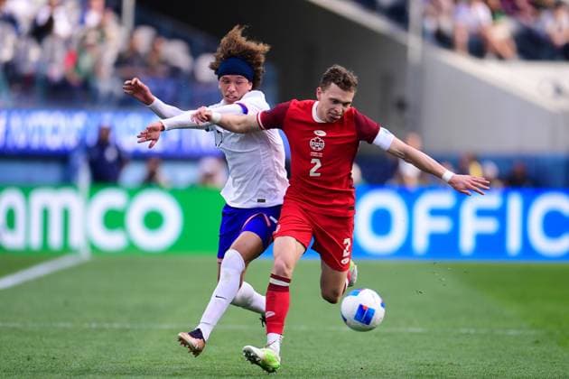 RECORD DATE NOT STATED IV CONCACAF NATIONS LEAGUE 2024-2025 Canada vs United States - Third Place Marlon Fossey (L) of United States fights for the ball with Alistair Johnston (R) of Canada during the Third Place match between Canada and United States as part Final Four of the Concacaf Nations League 2024-2025 at SoFi Stadium on March 23, 2025 in Inglewood, Los Angeles, California, United States. INGLEWOOD LOS ANGELES CALIFORNIA UNITED STATES  Copyright: xAdrianxMaciasx 20250323172659_CNL_2025_3P_CAN_USA_JONHSTON_150