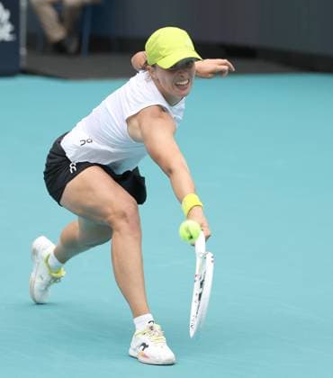 March 23, 2025, Miami Gardens, Florida, United States Of America: MIAMI GARDENS, FLORIDA - MARCH 23: Iga Swiatek of Poland defeats Elise Mertens of Belgium in the third round on Day 6 of the Miami Open at Hard Rock Stadium on March 23, 2025 in Miami Gardens, Florida ...People: Iga Swiatek Miami Open 2025 - Day 6  - ZUMAs214 20250323_ada_s214_026 Copyright: xSMGx