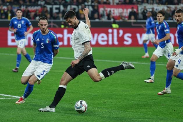 UEFA Nations League - 24 25 - Deutschland - Italien am 23.03.2025 im Signal Iduna Park in Dortmund Tim Kleindienst (Deutschland 9) gegen Federico Gatti (Italien 5)