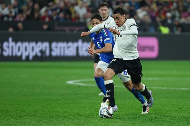 UEFA Nations League - 24 25 - Deutschland - Italien am 23.03.2025 im Signal Iduna Park in Dortmund Jamal Musiala (Deutschland 10) gegen Samuele Ricci (Italien 6)