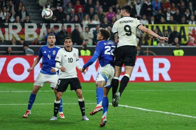 UEFA Nations League - 24 25 - Deutschland - Italien am 23.03.2025 im Signal Iduna Park in Dortmund Tim Kleindienst (Deutschland 9) erzielt gegen Giovanni Di Lorenzo (Italien 22) das Tor zum 3 zu 0, Jamal Musiala (Deutschland 10) und Alessandro Buongiorno (Italien 4) schauen der Szenerie zu
