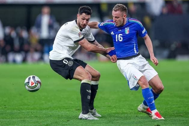 23.03.2025, Fußball, Viertelfinale UEFA Nations League, Deutschland - Italien, Signal Iduna Park, Saison 2024 2025: Tim Kleindienst (GER 09) im Zweikampf gegen Davide Frattesi (ITA 16) DFB regulations prohibit any use of photographs as image sequences and or quasi-video. Nordrhein-Westfalen Deutschland