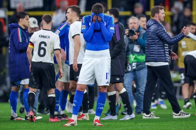 Sport Themen der Woche KW12 SPORT Bilder des Tages 23.03.2025, Fußball, Viertelfinale UEFA Nations League, Deutschland - Italien, Signal Iduna Park, Saison 2024 2025: Lorenzo Lucca (ITA 17) steht enttäuscht auf dem Spielfeld und verdeckt das Gesicht in seinem Trickot Enttäuschung DFB regulations prohibit any use of photographs as image sequences and or quasi-video. Nordrhein-Westfalen Deutschland *** 23 03 2025, Football, Quarter-final UEFA Nations League, Germany Italy, Signal Iduna Park, Season 2024 2025 Lorenzo Lucca ITA 17 stands disappointed on the pitch and covers his face in his trick shirt Disappointment DFB regulations prohibit any use of photographs as image sequences and or quasi video North Rhine-Westphalia Germany