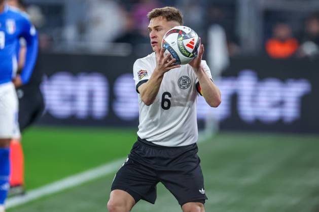 23.03.2025, Fußball, Viertelfinale UEFA Nations League, Deutschland - Italien, Signal Iduna Park, Saison 2024 2025: Joshua Kimmich (GER 06) bekommt vom Ballkind den Ball zugeworfen DFB regulations prohibit any use of photographs as image sequences and or quasi-video. Nordrhein-Westfalen Deutschland