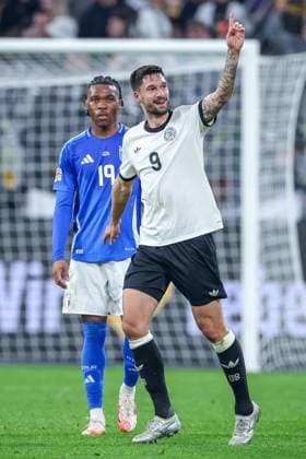 23.03.2025, Fußball, Viertelfinale UEFA Nations League, Deutschland - Italien, Signal Iduna Park, Saison 2024 2025: Torjubel nach dem Tor zum 3:0 durch Torschütze Tim Kleindienst (GER 09) neben dem enttäuschten Iyenoma Destiny Udogie (ITA 19) DFB regulations prohibit any use of photographs as image sequences and or quasi-video. Nordrhein-Westfalen Deutschland