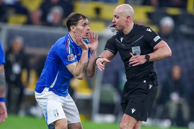 23.03.2025, Fußball, Viertelfinale UEFA Nations League, Deutschland - Italien, Signal Iduna Park, Saison 2024 2025: Nicolo Barella (ITA 18) gestikulierend neben dem Schiedsrichter DFB regulations prohibit any use of photographs as image sequences and or quasi-video. Nordrhein-Westfalen Deutschland