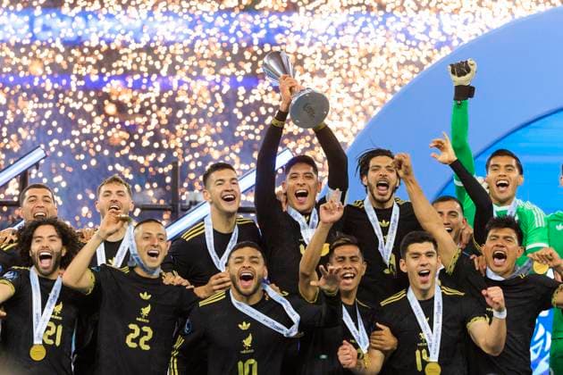 March 23, 2025, Inglewood, California, USA: Captain, Edson Alvarez 4 of Mexico lifts the CONCACAF Nations League Cup trophy after winning the Final game against Panama on Sunday March 23, 2025 at SoFi Stadium in Inglewood, California. Mexico defeats Panama, 2-1. JAVIER ROJAS PI Inglewood USA - ZUMAp124 20250323_zaa_p124_076 Copyright: xJavierxRojasx