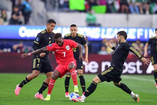 RECORD DATE NOT STATED IV CONCACAF NATIONS LEAGUE 2024-2025 Mexico vs Panama - Final Jose Rodriguez (L) of Panama fights for the ball with Santiago Gimenez (R) of Mexico during the Final match between Mexican national team, Nationalteam (Mexico) and Panama as part Final Four of the Concacaf Nations League 2024-2025 at SoFi Stadium on March 23, 2025 in Inglewood, Los Angeles, California, United States. INGLEWOOD LOS ANGELES CALIFORNIA UNITED STATES  Copyright: xAdrianxMaciasx 20250323193613_CNL_2025_F_MEX_PAN_RODRIGUEZ53