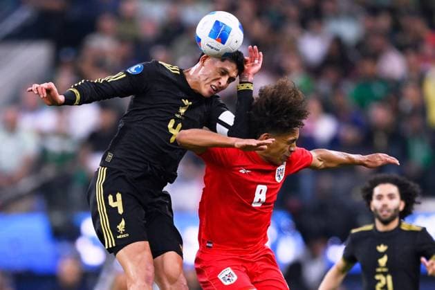 RECORD DATE NOT STATED IV CONCACAF NATIONS LEAGUE 2024-2025 Mexico vs Panama - Final Edson Alvarez (L) of Mexico fights for the ball with Adalberto Carrasquilla (R) of Panama during the Final match between Mexican national team, Nationalteam (Mexico) and Panama as part Final Four of the Concacaf Nations League 2024-2025 at SoFi Stadium on March 23, 2025 in Inglewood, Los Angeles, California, United States. INGLEWOOD LOS ANGELES CALIFORNIA UNITED STATES  Copyright: xJorgexMartinezx 20250323195844_CNL_2025_F_MEX_PAN_ALVAREZ103