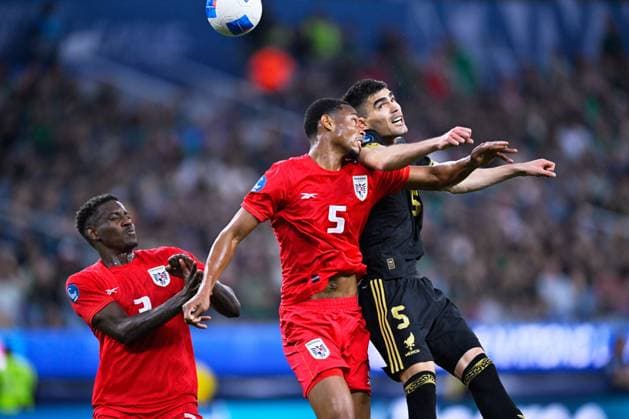 RECORD DATE NOT STATED IV CONCACAF NATIONS LEAGUE 2024-2025 Mexico vs Panama - Final Edgar Farina (L) of Panama fights for the ball with Johan Vasquez (R) of Mexico during the Final match between Mexican national team, Nationalteam (Mexico) and Panama as part Final Four of the Concacaf Nations League 2024-2025 at SoFi Stadium on March 23, 2025 in Inglewood, Los Angeles, California, United States. INGLEWOOD LOS ANGELES CALIFORNIA UNITED STATES  Copyright: xJorgexMartinezx 20250323200913_CNL_2025_F_MEX_PAN_VASQUEZ136