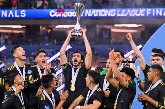 RECORD DATE NOT STATED IV CONCACAF NATIONS LEAGUE 2024-2025 Mexico vs Panama - Final Raul Jimenez of Mexico lifts the champions trophy during the Final match between Mexican national team, Nationalteam (Mexico) and Panama as part Final Four of the Concacaf Nations League 2024-2025 at SoFi Stadium on March 23, 2025 in Inglewood, Los Angeles, California, United States. INGLEWOOD LOS ANGELES CALIFORNIA UNITED STATES  Copyright: xJorgexMartinezx 20250323215755_CNL_2025_F_MEX_PAN_JIMENEZ250