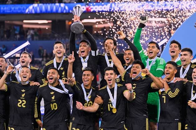 RECORD DATE NOT STATED IV CONCACAF NATIONS LEAGUE 2024-2025 Mexico 2-1 Panama - Final Edson Alvarez of Mexico lifts the champions trophy with Players during the Final match between Mexican national team, Nationalteam (Mexico) and Panama as part Final Four of the Concacaf Nations League 2024-2025 at SoFi Stadium on March 23, 2025 in Inglewood, Los Angeles, California, United States. INGLEWOOD LOS ANGELES CALIFORNIA UNITED STATES  Copyright: xJorgexMartinezx 20250323215905_CNL_2025_F_MEX_PAN_ALVAREZ253