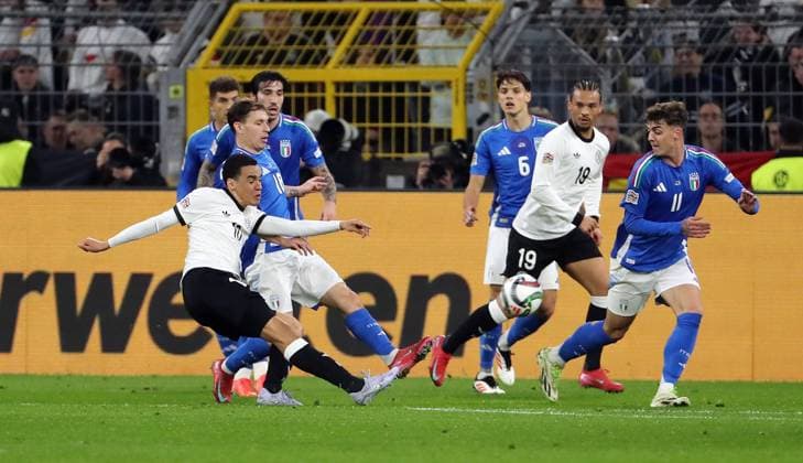Jamal Musiala schießt, Nicolo Barella, Leroy Sane, Daniel Maldini Zweikampf Spielszene Aktion Fußball Fussball Nations League Länderspiel Nationalmannschaft DFB Herren Saison 2024 2025 23.03.2025 Deutschland GER vs. Italien ITA DFL regulations prohibit any use of photographs as image sequences and or quasi-video.