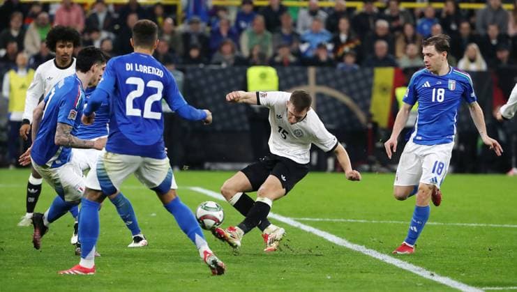 Samuele Ricci, Giovanni Di Lorenzo, Nico Schlotterbeck schießt, Nicolo Barella Zweikampf Spielszene Aktion Fußball Fussball Nations League Länderspiel Nationalmannschaft DFB Herren Saison 2024 2025 23.03.2025 Deutschland GER vs. Italien ITA DFL regulations prohibit any use of photographs as image sequences and or quasi-video.