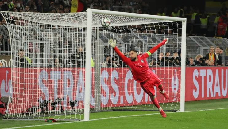 Torwart Gianluigi Donnarumma, Freistoß Joshua Kimmich verfehlt knapp das Tor Einzelbild Freisteller Aktion Fußball Fussball Nations League Länderspiel Nationalmannschaft DFB Herren Saison 2024 2025 23.03.2025 Deutschland GER vs. Italien ITA DFL regulations prohibit any use of photographs as image sequences and or quasi-video.
